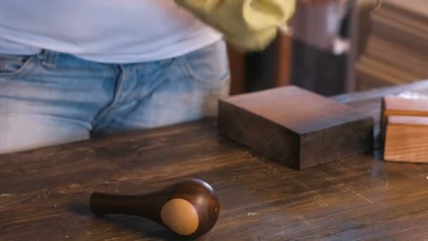 Mujer envuelve la bolsa de juguete de madera. Primer plano de las manos . — Vídeo de stock