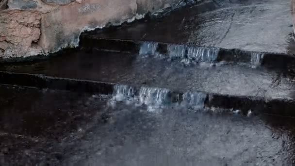 Close-up van een getrapte waterval in het Park in de winter. — Stockvideo