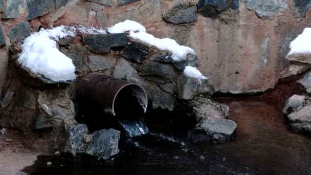 Gros plan égouts égouts des tuyaux pendant l'hiver — Video