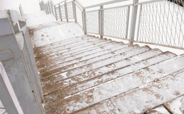 Merdiven kış gün karla kaplı. Üstten görünüm.