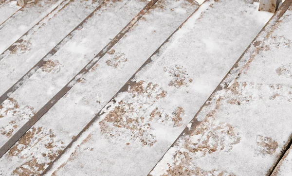 Marches rapprochées des vieux escaliers dans la neige . — Photo