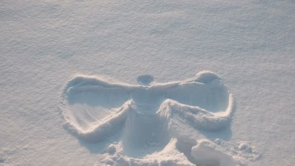 Ángel de nieve en la nieve. Vista superior . — Vídeo de stock