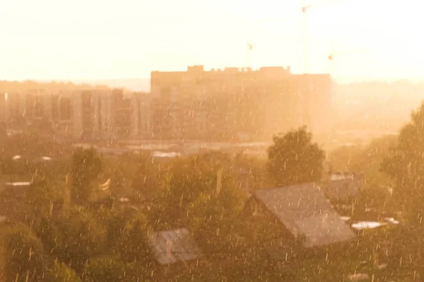Hujan lebat dengan matahari. Pemandangan indah kota . — Stok Foto
