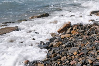 Taş sahilde güzel güçlü dalgalar.