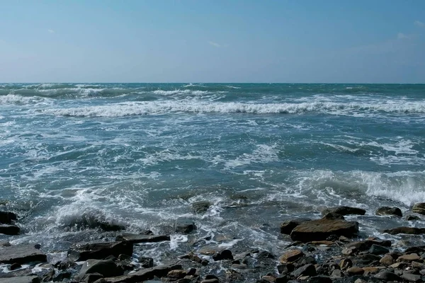Сильные волны на каменном пляже . — стоковое фото
