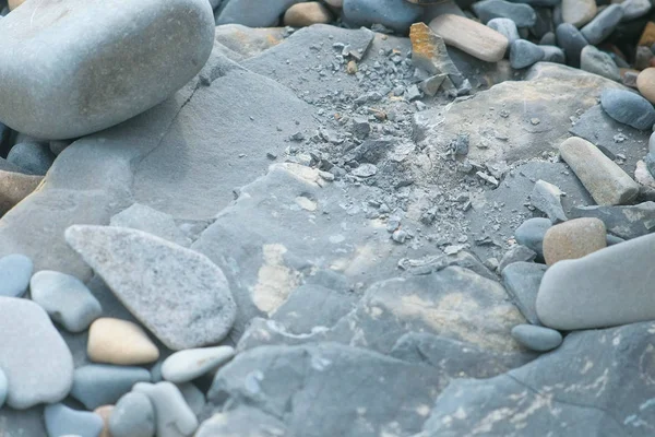 Большой серый камень с мелким камешком . — стоковое фото
