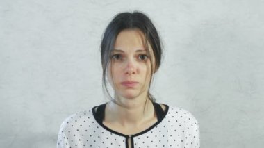 Kızlar yüzündeki ekşi duygular. Ekşi mandalina yeme ve sızlanmak esmer kadın.