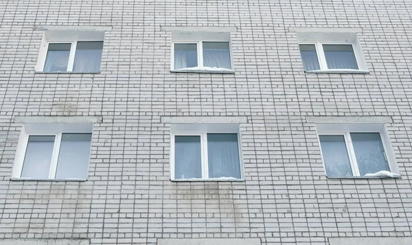 Seis janelas brancas numa casa de tijolos. Vista exterior do edifício. Câmera mover de baixo para cima — Fotografia de Stock