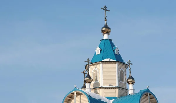 Cupole della Chiesa ortodossa sullo sfondo del cielo blu . — Foto Stock