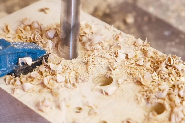 Arbeiter bohren Löcher in Holzschablonen. Herstellung von Holzspielzeug. Hände aus nächster Nähe. — Stockfoto