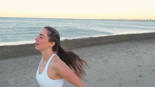 Giovane donna sta facendo esercizi per ripristinare la respirazione sulla spiaggia di sabbia all'alba in autunno, namaste vista frontale . — Video Stock