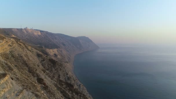 Repülő légi felvétel, gyönyörű kilátás a hatalmas hegy rock és a tengerre a naplemente. — Stock videók