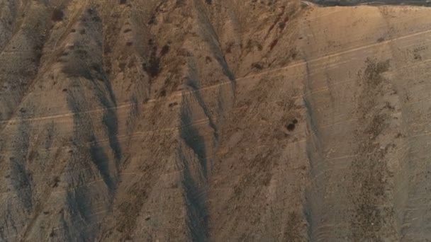 Vliegende luchtfoto beelden van mooi Vergezicht van enorme berg rots bij zonsondergang. — Stockvideo