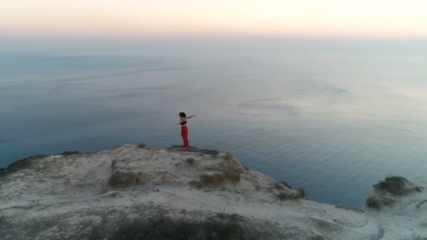Piękna Kobieta Robi Joga Stretcing Szczycie Góry Widokiem Morze Zachodzie — Wideo stockowe