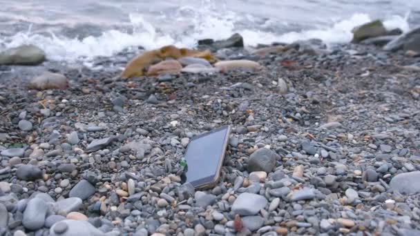 Olas en la playa de piedra. — Vídeo de stock