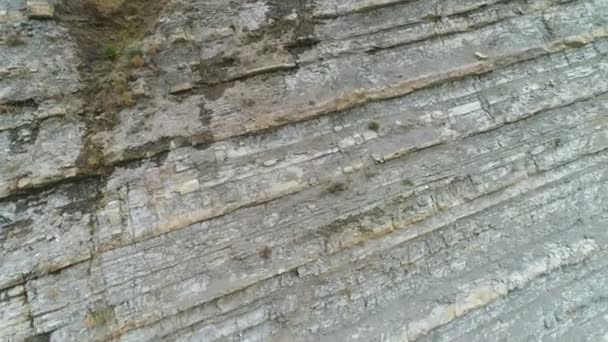 Frau macht Yoga-Übungen auf Felsen Hintergrund. Luftaufnahme schöner Aufnahmen. — Stockvideo