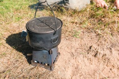 Potu metal Kamp ocağı açık havada ormandan soba.