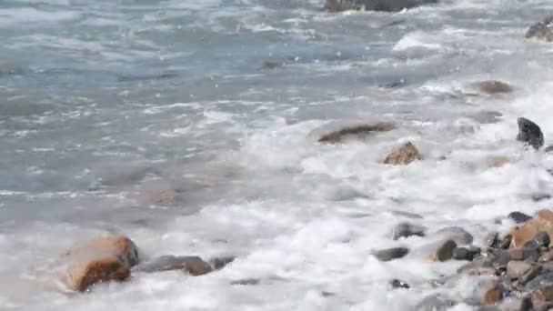 Belle Onde Forti Sulla Spiaggia Pietra — Video Stock