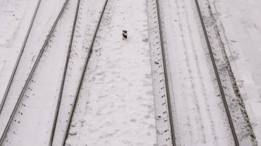 Demiryolları kar, üstten görünüm, kamera devam edelim.