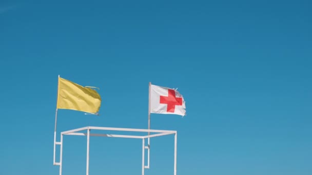 Punto médico y de rescate, puesto en la playa del mar . — Vídeos de Stock