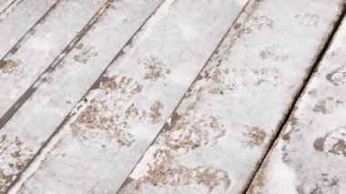 Eski merdivenlerden karda closeup adımları.