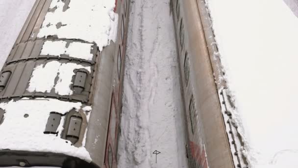 特写镜头列车在火车站的雪中变幻莫测, 顶视图. — 图库视频影像