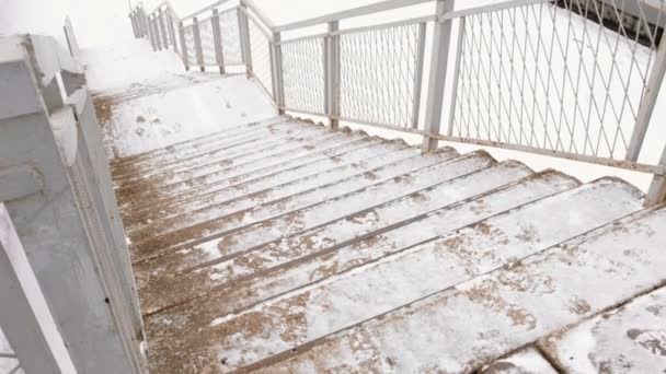 Escalera cubierta de nieve en el día de invierno. Vista de tope . — Vídeos de Stock