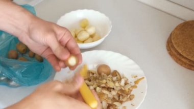 Adamın elleri ile sarı soyma patates soyma.