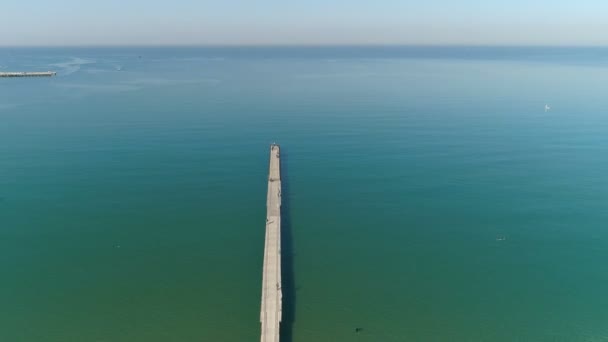 Havadan görünümü fotoğraf denize. Karadeniz liman ve iskele yükseklikten. — Stok video