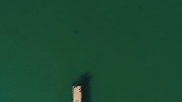 Muelle de mar negro desde la altura. Vista aérea de la fotografía sobre el mar . — Vídeo de stock