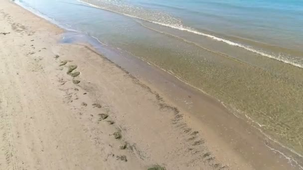 Luchtfoto zijaanzicht van het zandstrand met kleine golven. — Stockvideo