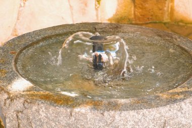 Dekoratif güzel küçük taş taş yuvarlak Çeşme.