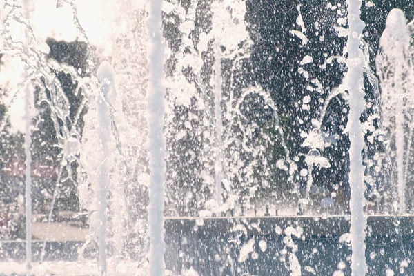 美丽的喷泉喷气机在夏季日特写. — 图库照片