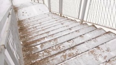 Kış gün karla kaplı merdivenler.