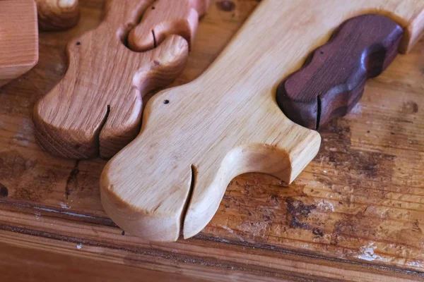 Quebra-cabeças de madeira de Hippos sobre a mesa na oficina . — Fotografia de Stock