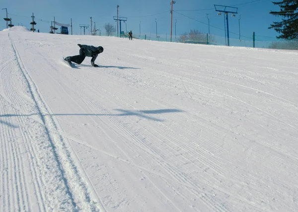 Εφηβικό αγόρι των 12 ετών συρόμενη σε ένα snowboard από χιόνι καθόδου επόμενο ουρανός ανελκυστήρα. — Φωτογραφία Αρχείου