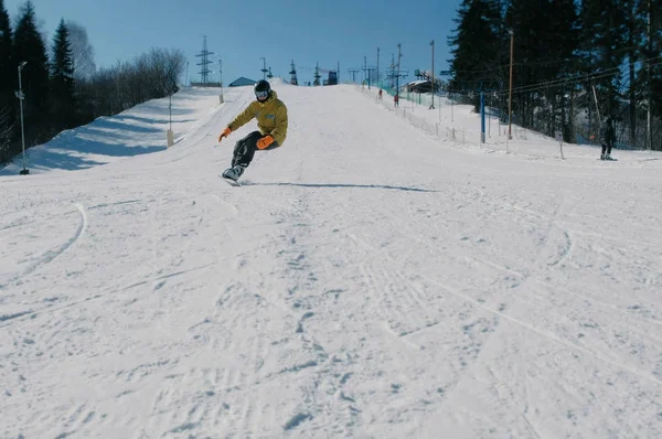 Людина спускається вниз по горі на сноуборді . — стокове фото