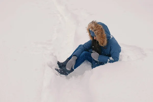 Mulher caiu em um snowdrift ao ar livre . — Fotografia de Stock