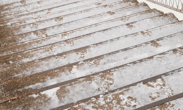 Лестницы старой лестницы в снегу . — стоковое фото
