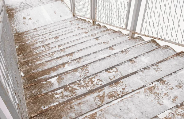 Лестница покрыта снегом в зимний день . — стоковое фото