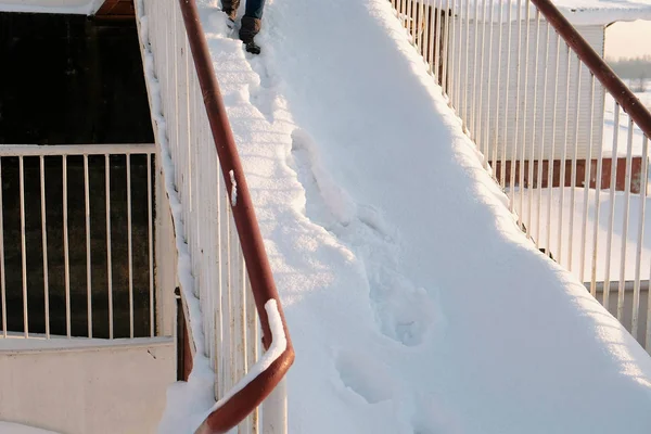 特写镜头女人的腿下了雪条楼梯. — 图库照片
