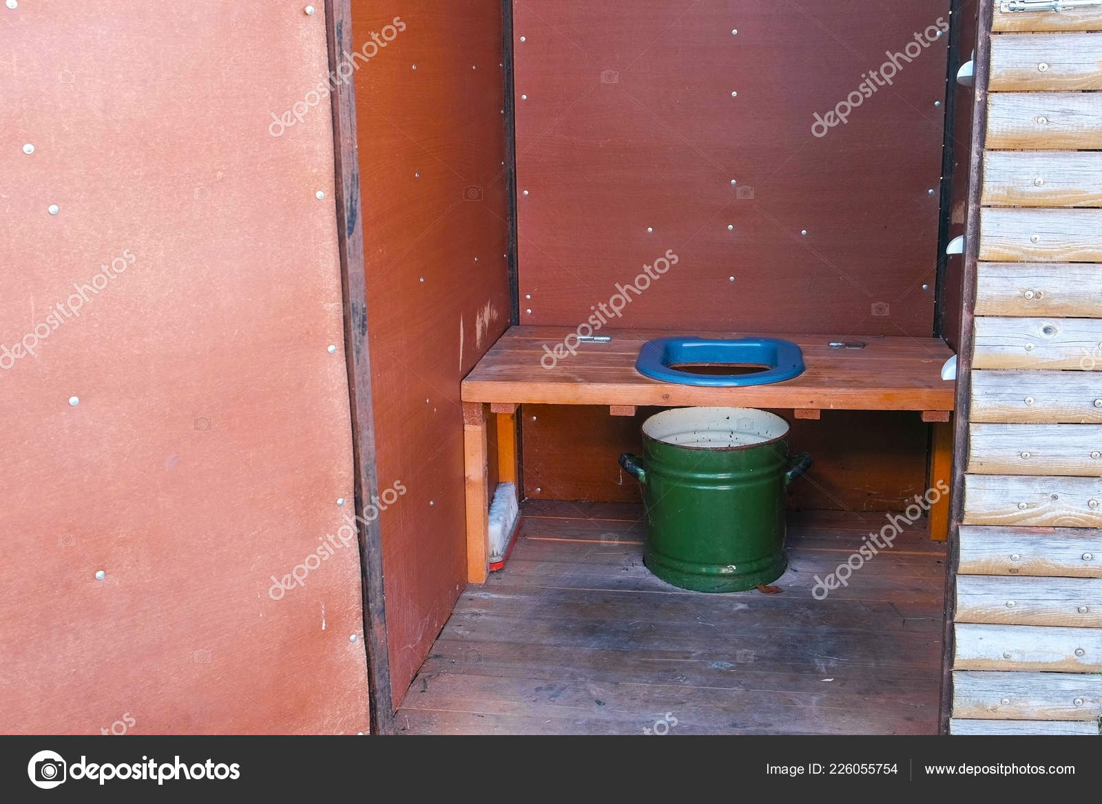 Внутренняя отделка дачного туалета линолеумом