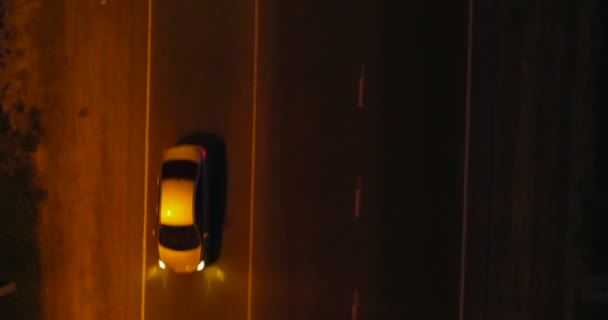 Volando por encima de la carretera con coches por la noche. Hermosa vista aérea en el camino nocturno . — Vídeos de Stock