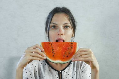 Esmer kadın beyaz arka plan üzerinde sulu karpuz yeme