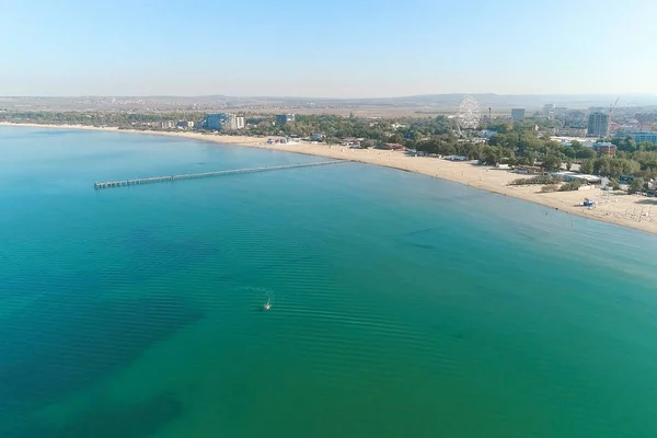 Widok na piaszczystej plaży, morza, nadmorskiej miejscowości nadmorskich i molo z lotu ptaka. — Zdjęcie stockowe