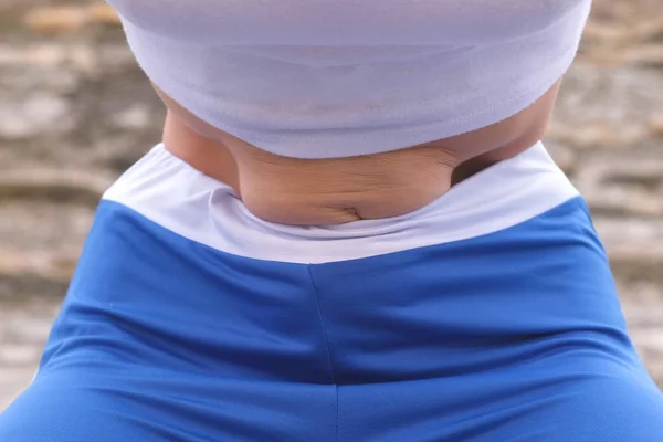 横隔膜呼吸の練習体中に平らな腹女の子フレックス ロックの背景に — ストック写真