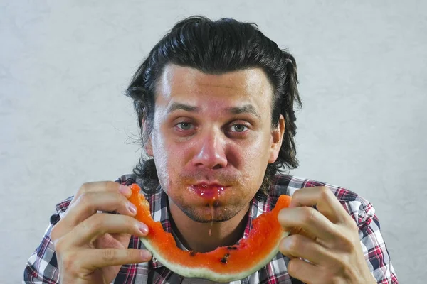 Hongerige Man Eet Snel Een Watermeloen Eten Als Een Varken — Stockfoto