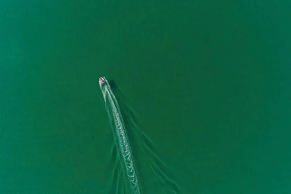 Veduta aerea della barca a motore che naviga sul mare. Mare verde acqua limpida. Vista dall'alto . — Foto Stock