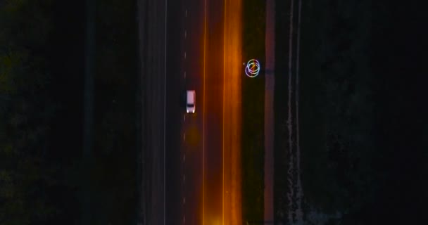 Nachts fliegen Autos über die Fahrbahn. schöne Luftaufnahme auf der nächtlichen Straße. — Stockvideo