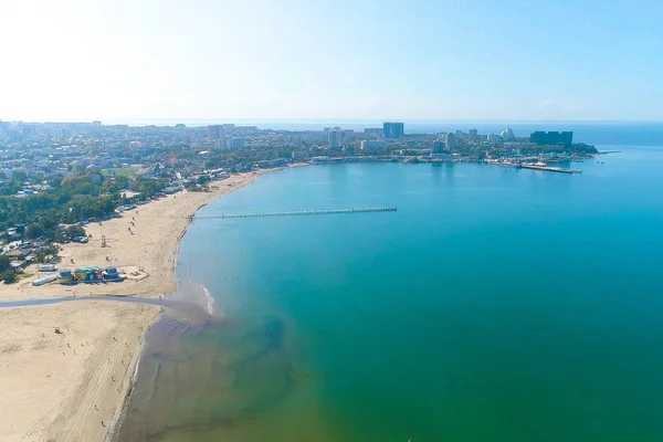 Pemandangan udara dari pantai berpasir, laut, kota pesisir dan dermaga . — Stok Foto